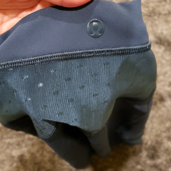 Lululemon mesh side panel leggings - size 6 - Picture 3 of 4